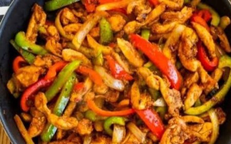 طريقة عمل شاورما الفراخ في البيت زي المحلات.. تتبيلة سرية وطعم مدخن لا يقاوم