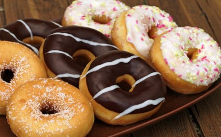 طريقة تحضير الدونتس الهشة في المنزل مثل المحلات بخطوات سهلة ومذاق لا يقاوم