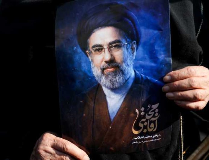 تحذير إيراني من "مخطط مشؤوم".. مجتبى خامنئي يدعو للوحدة في مواجهة الحرب الإعلامية