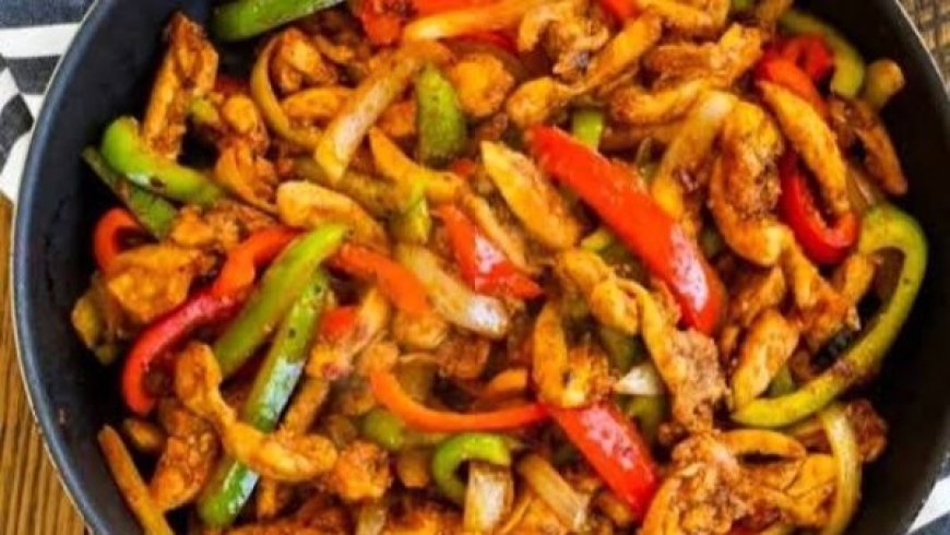 طريقة عمل شاورما الفراخ في البيت زي المحلات.. تتبيلة سرية وطعم مدخن لا يقاوم