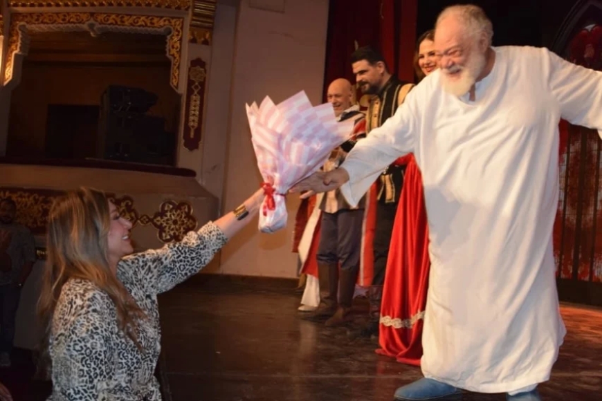 ليلى علوي في حضرة من يحيى الفخراني.. لحظات إنسانية مؤثرة داخل عرض “الملك لير”