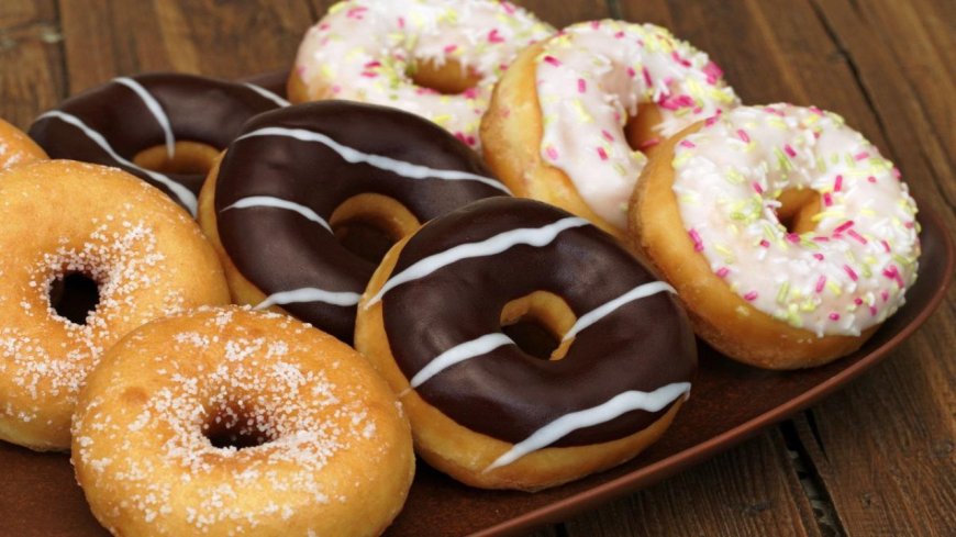 طريقة تحضير الدونتس الهشة في المنزل مثل المحلات بخطوات سهلة ومذاق لا يقاوم