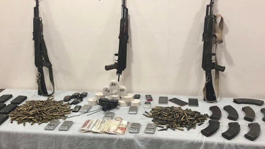 القوات الامنية تقتحم منزل "أبو درع" شرقي بغداد وتصادر اسلحة وذخائر