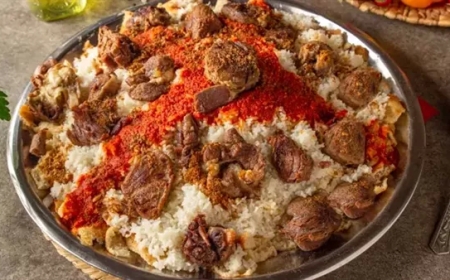 طريقة عمل صلصة الفتة في البيت.. سر الطشة بالطعم المصري الأصيل