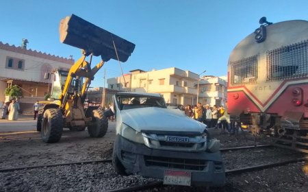 حادث مروع على مزلقان ميت حلفا.. اصطدام قطار بسيارة نقل يثير الغضب والتحذيرات