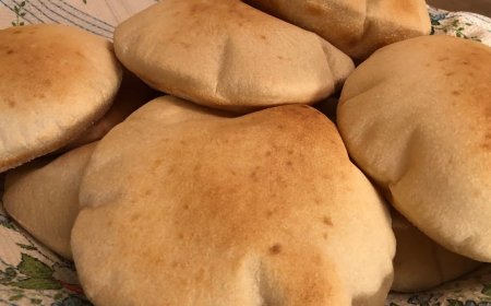 طريقة عمل خبز الكماج العراقي في المنزل بخطوات سهلة ونتيجة مثل المخابز