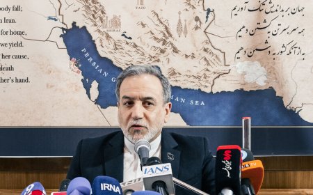 وزير خارجية إيران يوجه تحذيرًا حادًا لواشنطن.. تصعيد جديد في أزمة مضيق هرمز