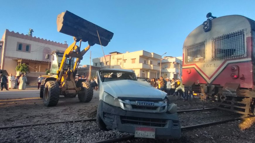 حادث مروع على مزلقان ميت حلفا.. اصطدام قطار بسيارة نقل يثير الغضب والتحذيرات