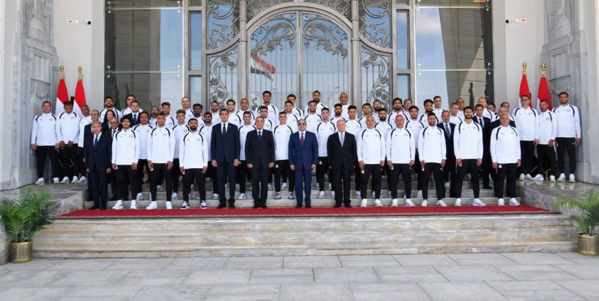من التكريم إلى الغداء.. كواليس لقاء الرئيس السيسي بمنتخب مصر في العلمين