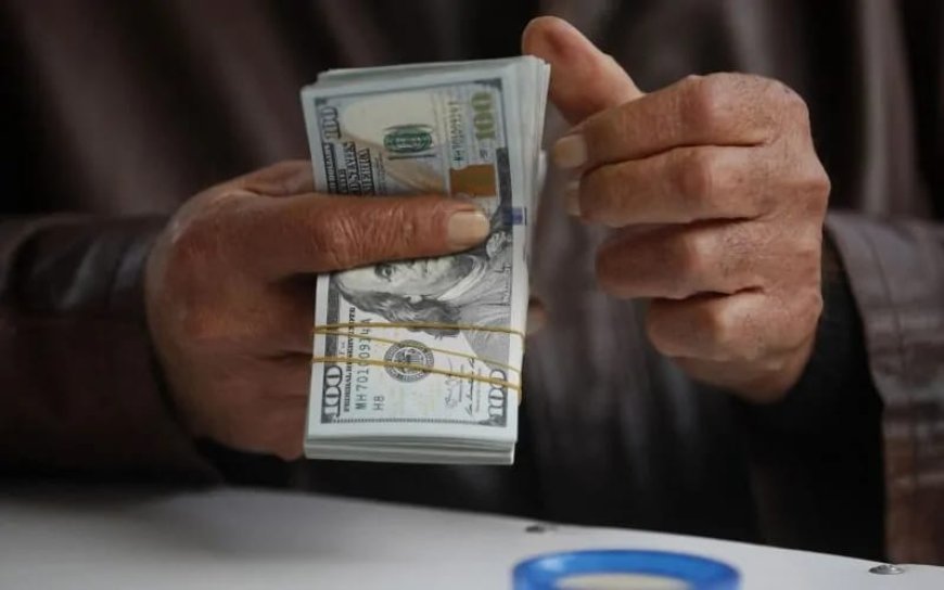 سعر الدولار اليوم في بغداد.. كم تساوي 100 دولار بالدينار العراقي؟