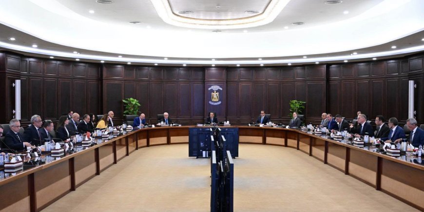 مجلس الوزراء يناقش حريق سفينتي ميناء دمياط