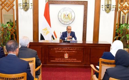 وزير الخارجية يجتمع مع قطاع التعاون الدولي بالوزارة