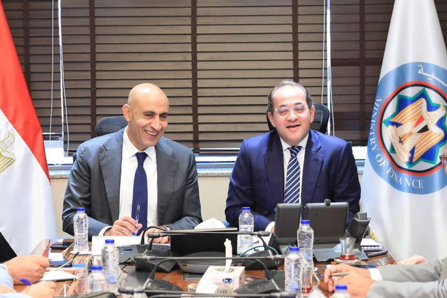 وزيرا المالية والتعليم يبحثان زيادة مرتبات المعلمين