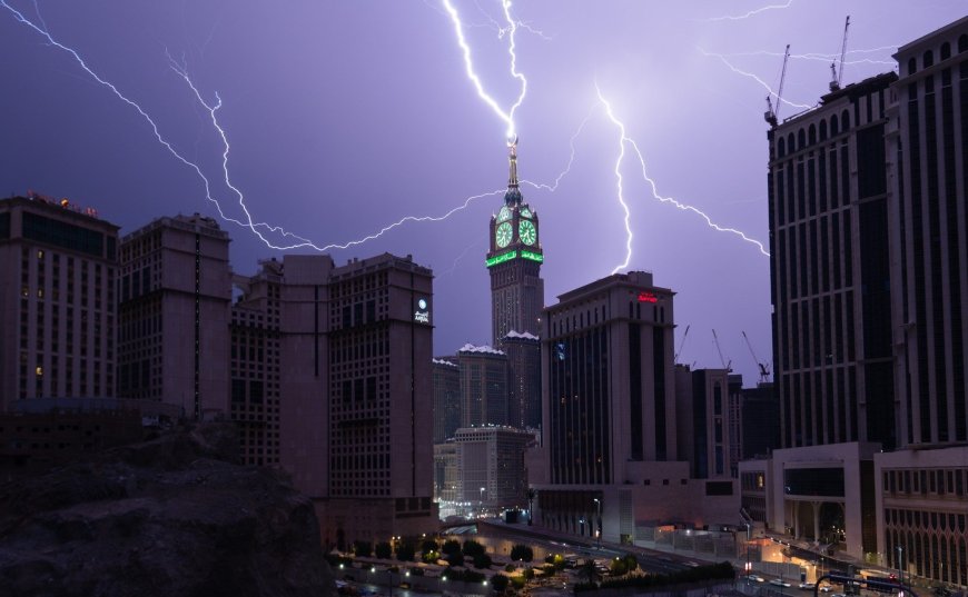 عاصفة رعدية تضرب السعودية وتحذيرات عاجلة من السيول والضباب